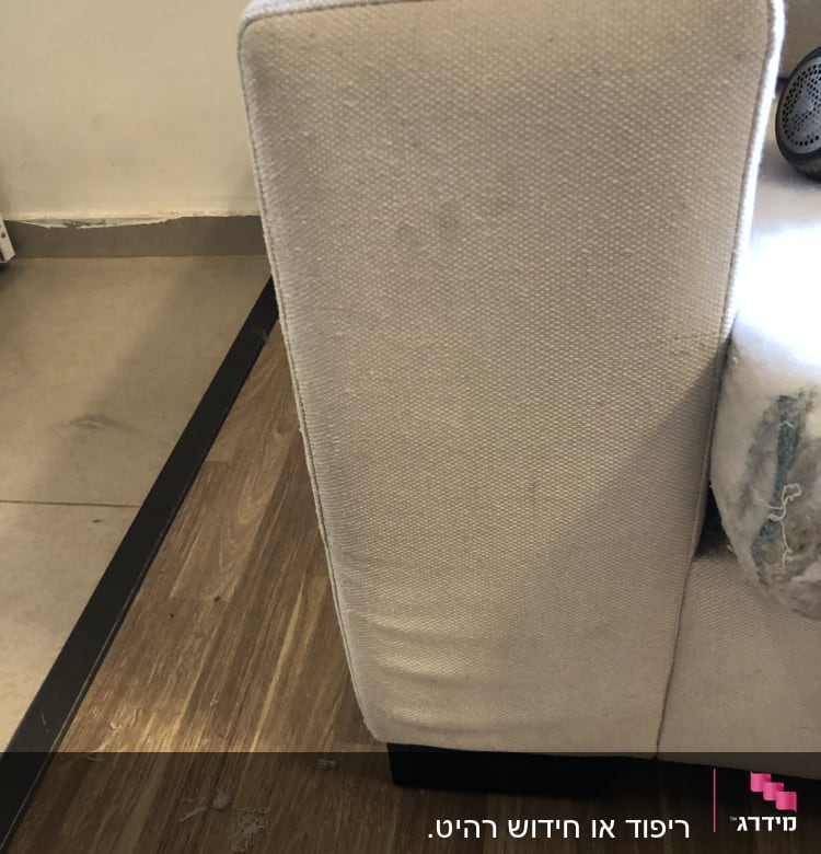 כרית ריפוד על ספה עם רגלי עץ